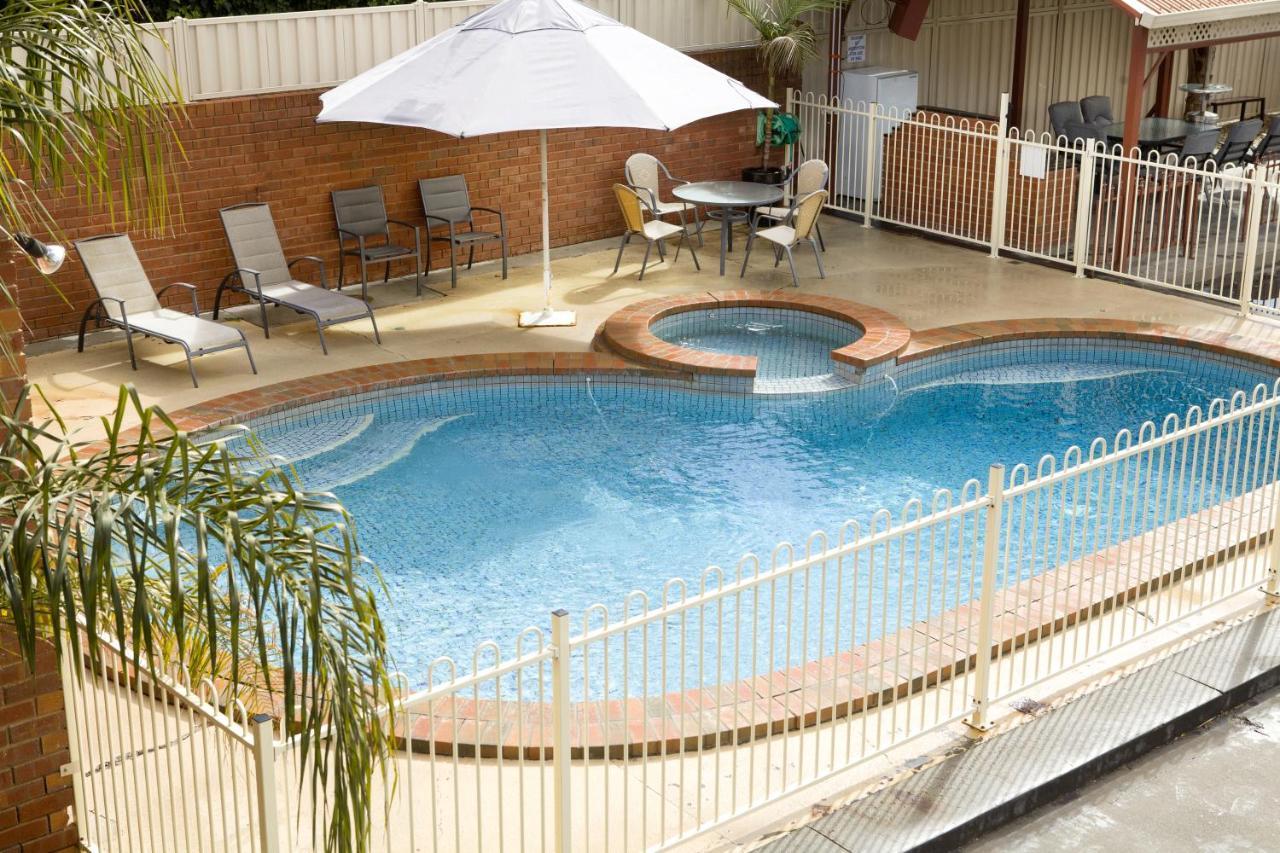 שפרטון Courtyard Motor Inn מראה חיצוני תמונה