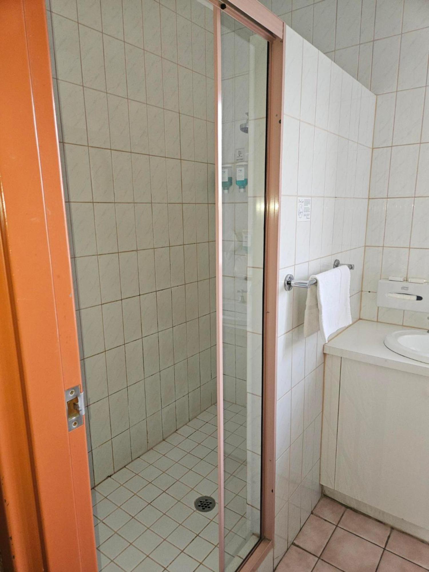 שפרטון Courtyard Motor Inn מראה חיצוני תמונה