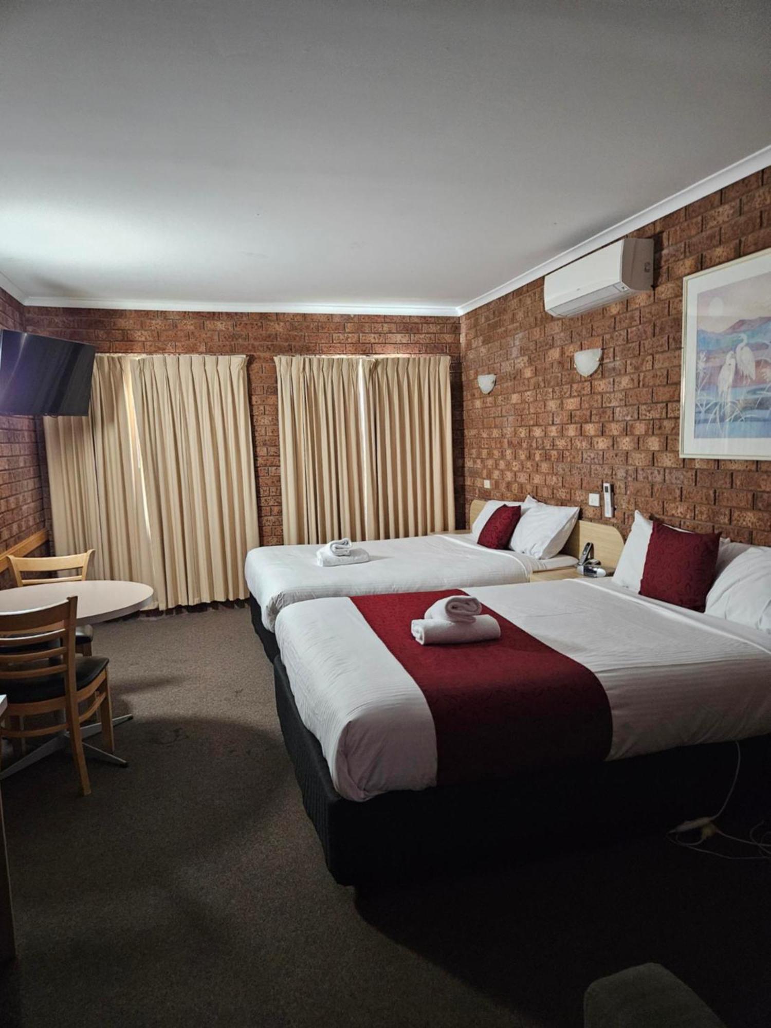 שפרטון Courtyard Motor Inn מראה חיצוני תמונה
