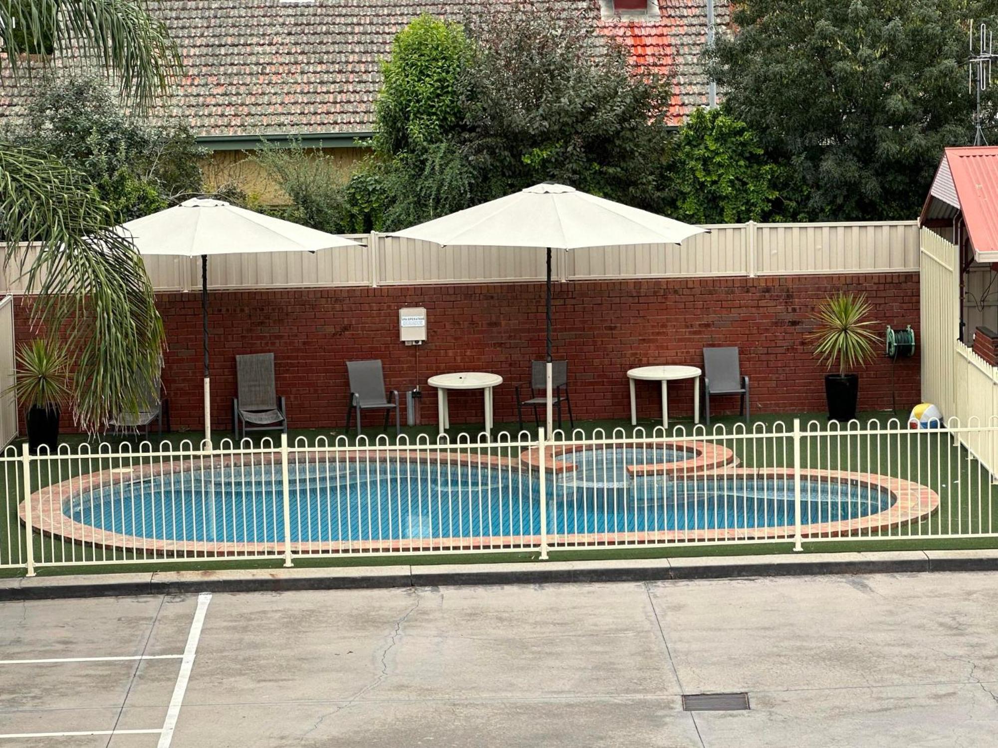 שפרטון Courtyard Motor Inn מראה חיצוני תמונה