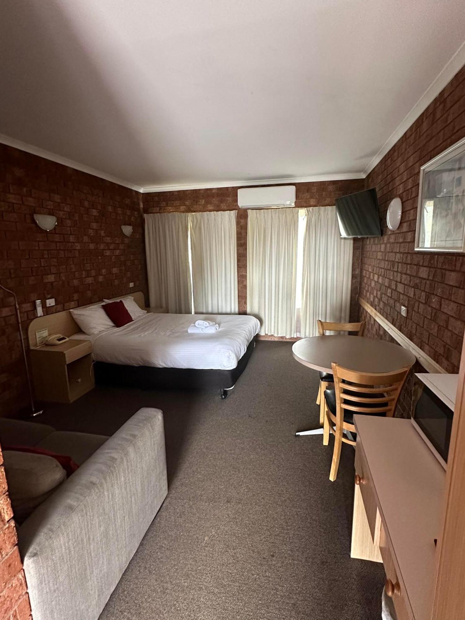 שפרטון Courtyard Motor Inn מראה חיצוני תמונה