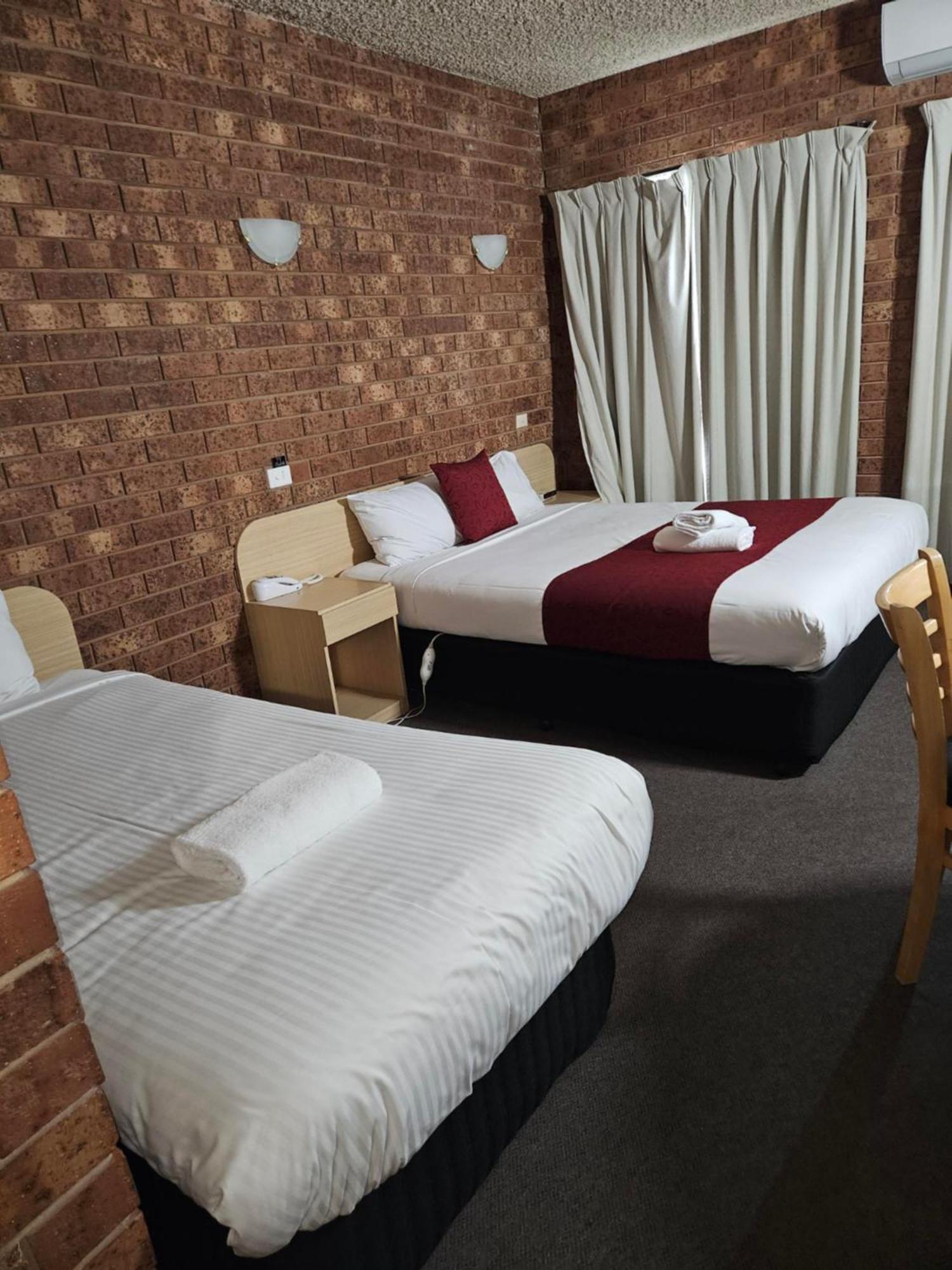 שפרטון Courtyard Motor Inn מראה חיצוני תמונה