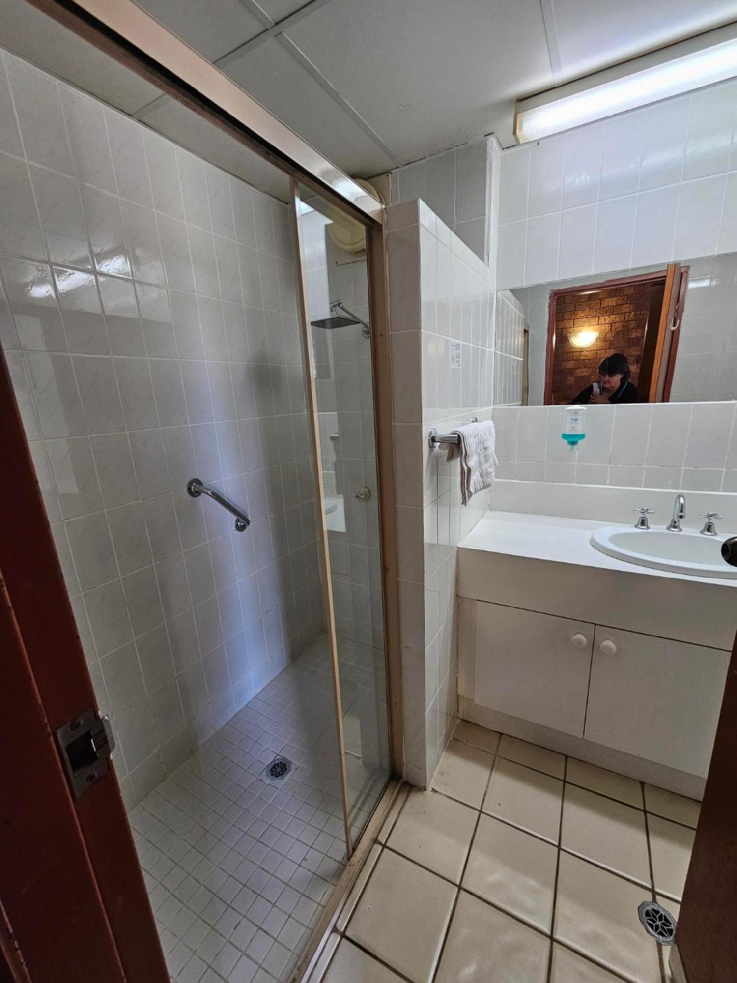 שפרטון Courtyard Motor Inn מראה חיצוני תמונה