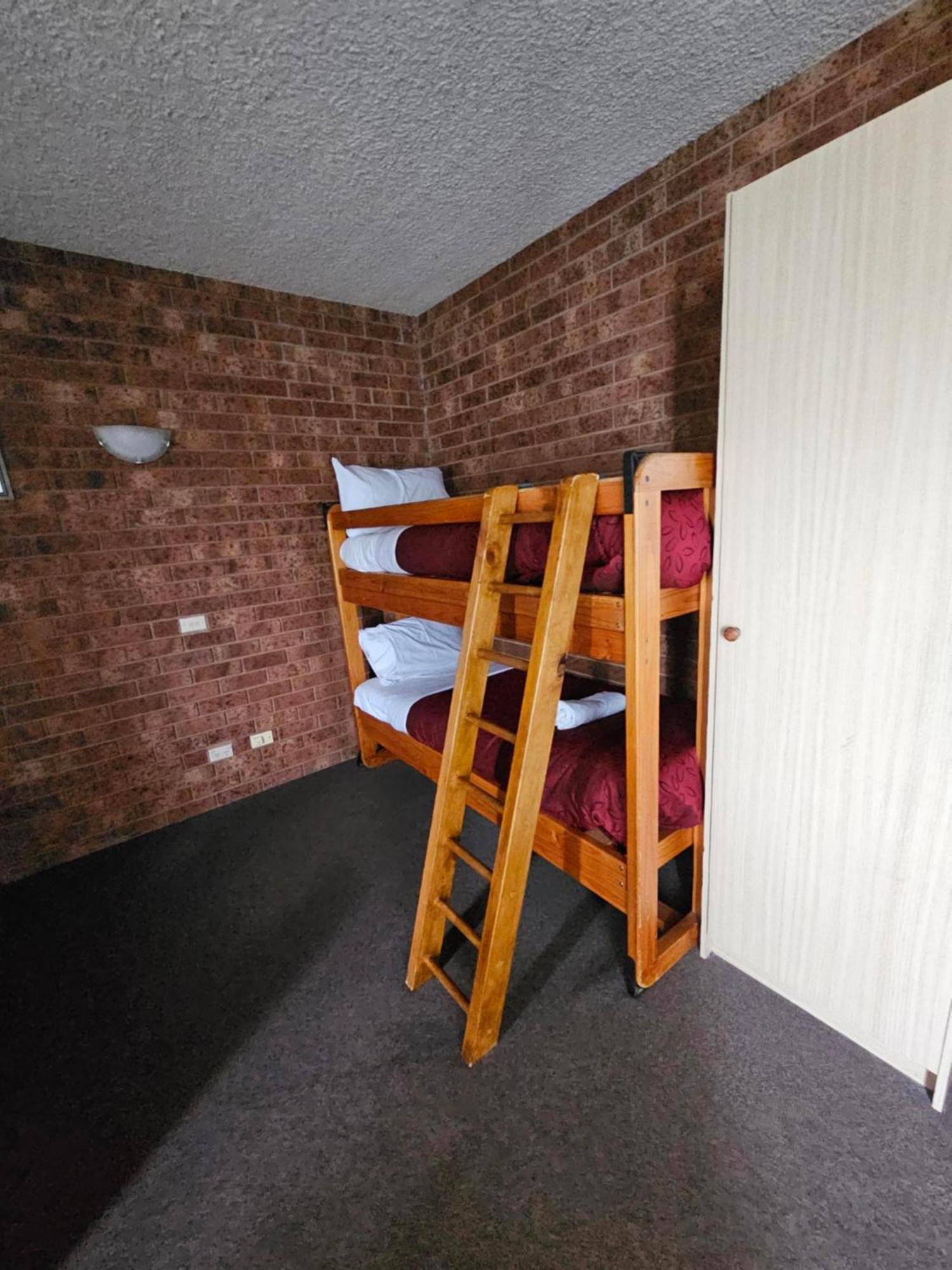 שפרטון Courtyard Motor Inn מראה חיצוני תמונה